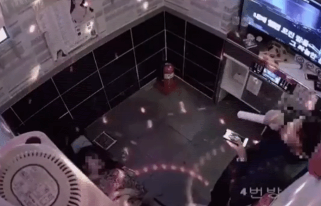  노래방에서 의식 없는 여자를 성추행 몰카 CCTV.gif | 인스티즈