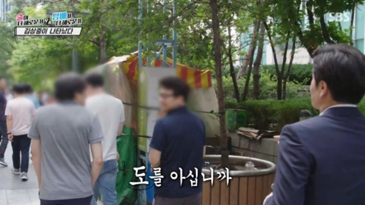 인터뷰하려는 김상중을 피하는 사람들.jpg | 인스티즈