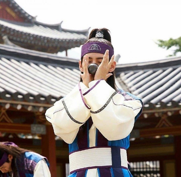 양념치킨 먹다가 안경 올릴 때 | 인스티즈