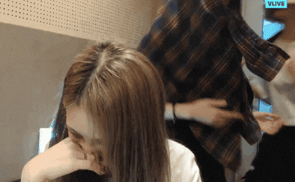 지수랑 예인이 때문에 동네 창피해서 고개를 못드는 러블리즈 지애.jpgif | 인스티즈