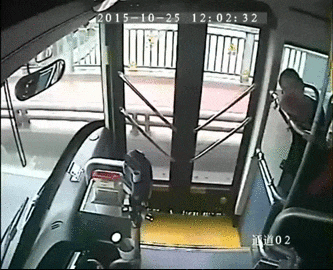 사람 살리는 버스기사.gif | 인스티즈