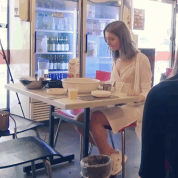 매운 닭발 먹는 안젤리나 다닐로바.gif | 인스티즈