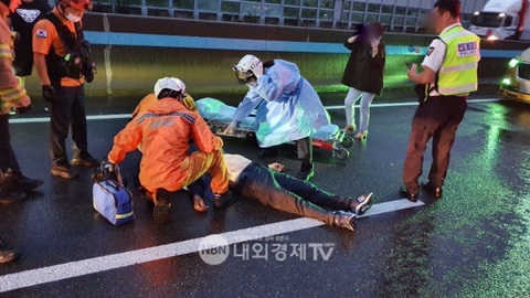 고속도로에 환자...고교 운동부, 위험 무릅쓴 심폐소생술 | 인스티즈