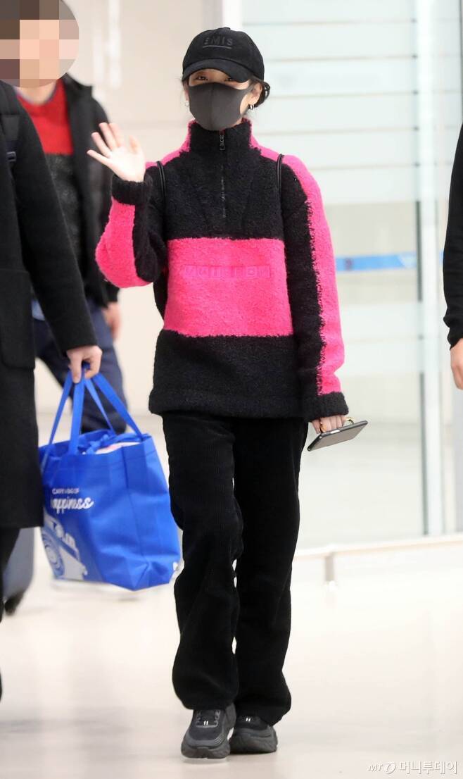 크리스마스 선물로 귀국한 아이유 | 인스티즈