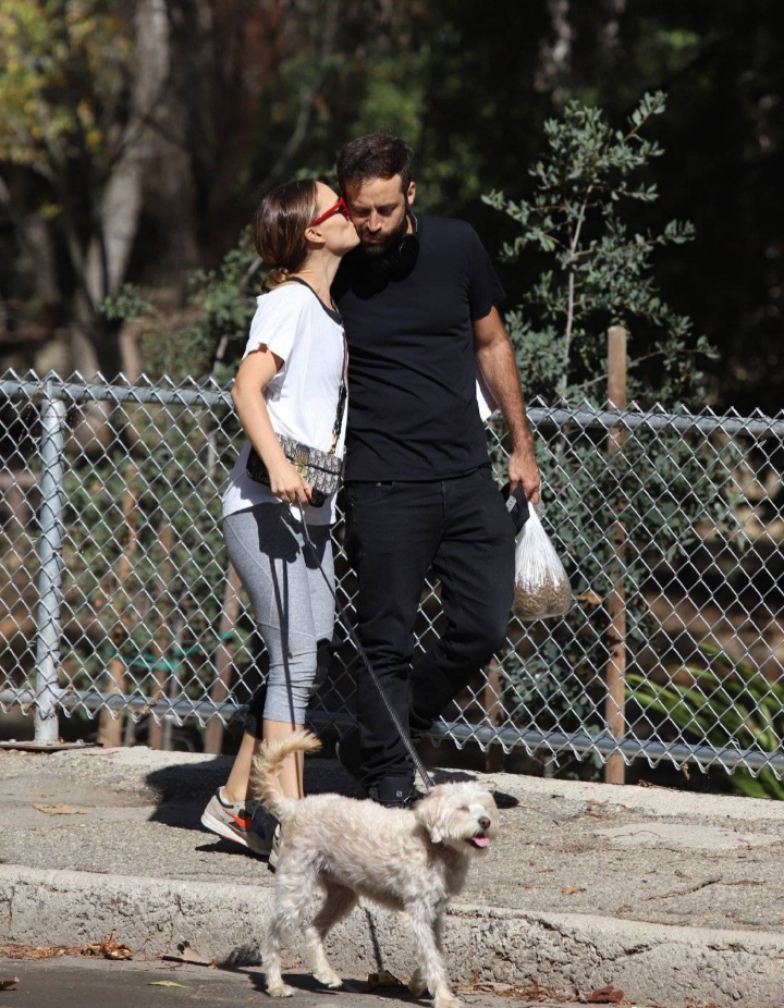 남편이랑 댕댕이 산책나온 나탈리 포트만 | 인스티즈