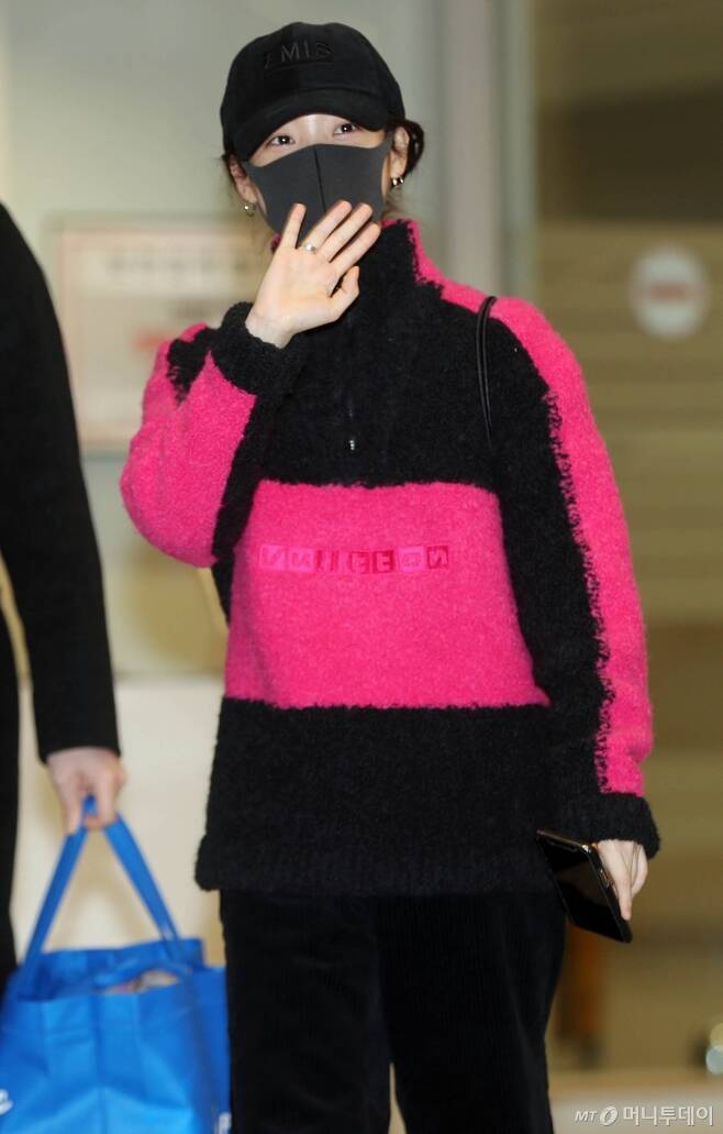 크리스마스 선물로 귀국한 아이유 | 인스티즈