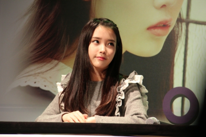 아이유, 사회적 거리두기 독려 눈길 "이번 주말 집콕 챌린지 하실 분?” | 인스티즈