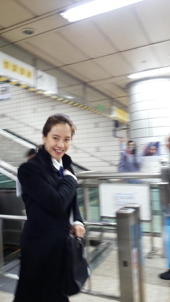 송지효 실물 처음 본 윤균상 반응...gif | 인스티즈