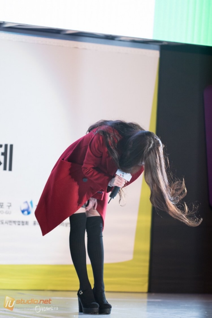 90도 폴더 인사하는 아이유 모음 | 인스티즈