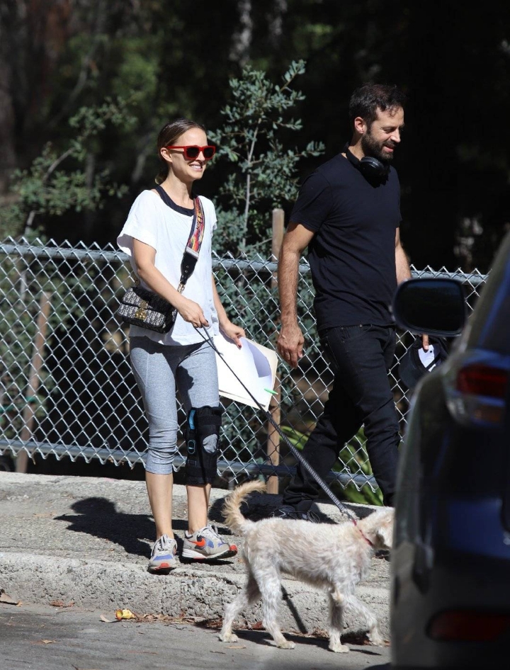 남편이랑 댕댕이 산책나온 나탈리 포트만 | 인스티즈