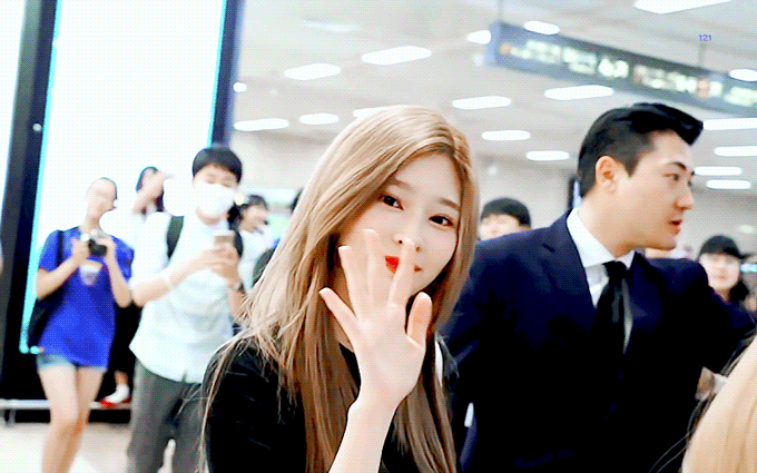 아이즈원 김민주 공항 청바지핏.gif | 인스티즈
