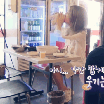 매운 닭발 먹는 안젤리나 다닐로바.gif | 인스티즈