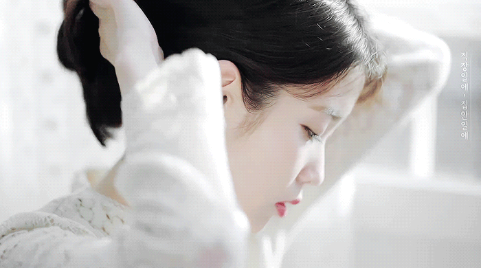 머리만지는 아이유.gif | 인스티즈