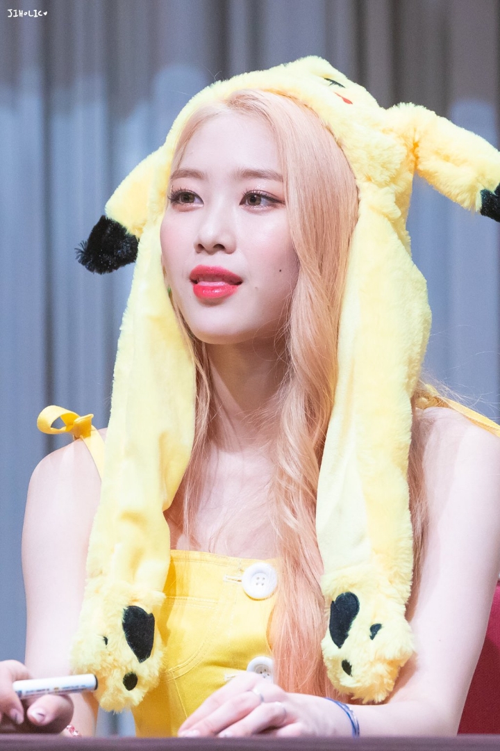 오마이걸 지호 금발vs흑발 | 인스티즈