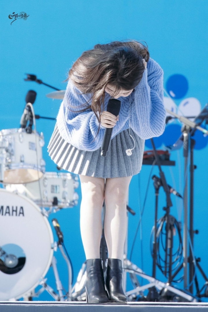 90도 폴더 인사하는 아이유 모음 | 인스티즈