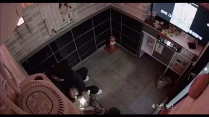  노래방에서 의식 없는 여자를 성추행 몰카 CCTV.gif | 인스티즈