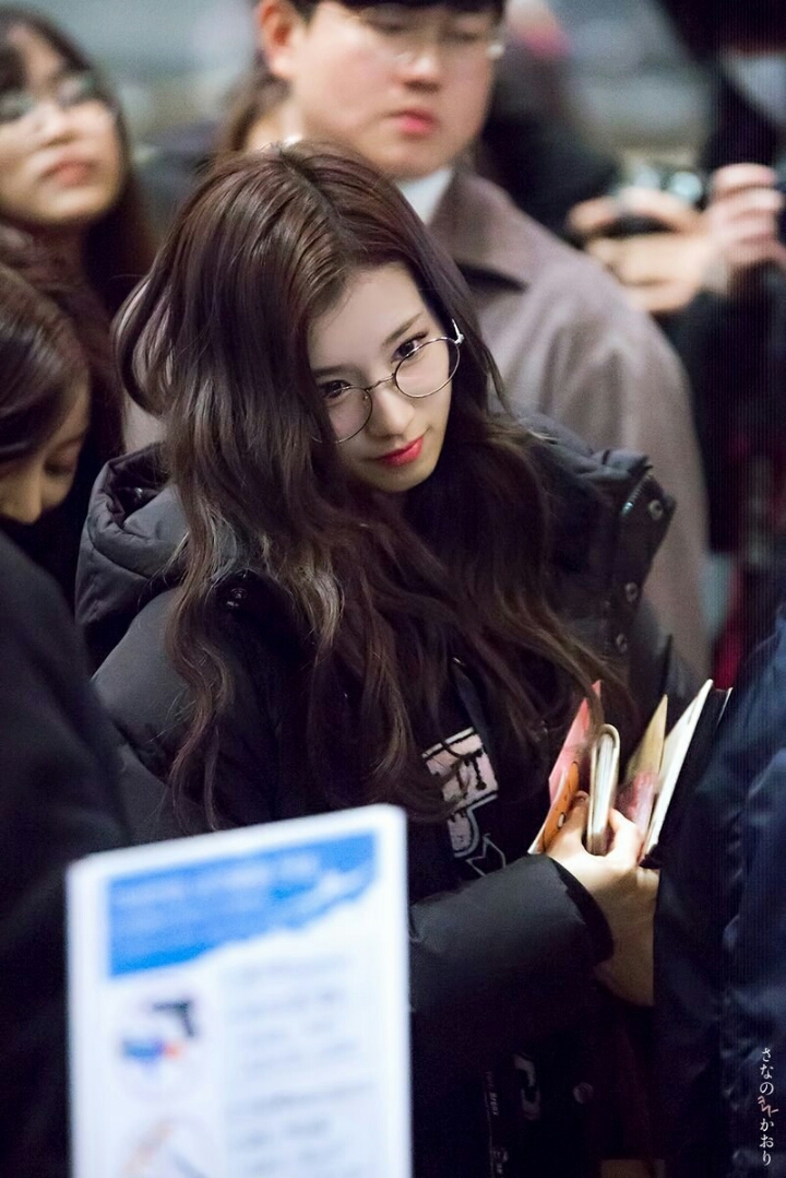 제지당하는 사나......gif | 인스티즈