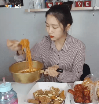 오마이걸 지호 먹방 모음.gif | 인스티즈