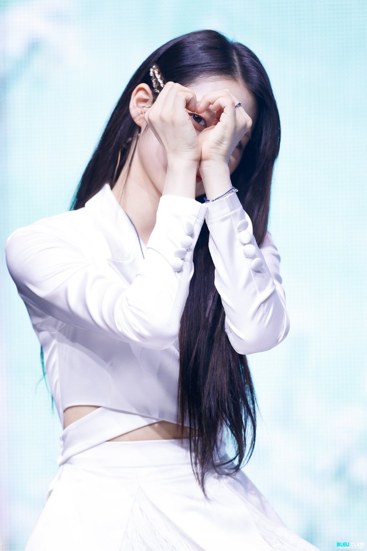 오마이걸 지호 금발vs흑발 | 인스티즈