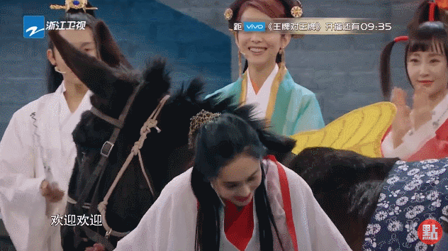 20년 만에 연기했던 캐릭터를 재연하는 배우.gif | 인스티즈