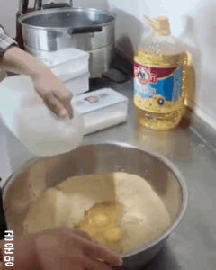 판다곰들이 먹는 빵 | 인스티즈