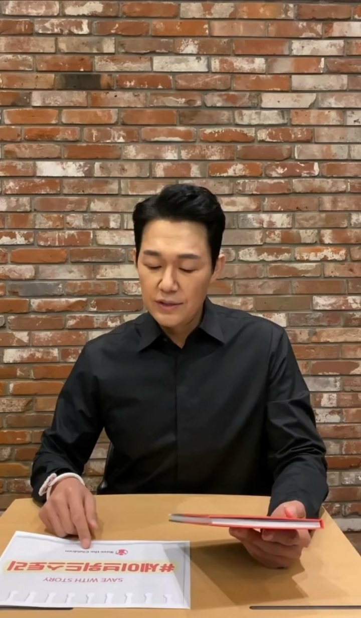 코로나로 지친 아이들을 위해 책 읽어주는 박성웅 | 인스티즈