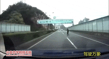 혐)중국에서 무단횡단 하면 안되는 이유 gif | 인스티즈