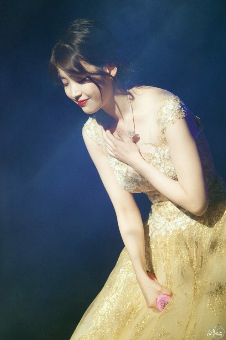 90도 폴더 인사하는 아이유 모음 | 인스티즈