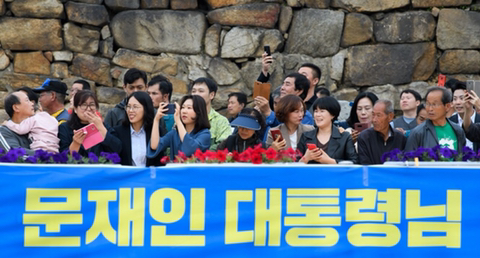 오늘자 문재인 대통령 | 인스티즈