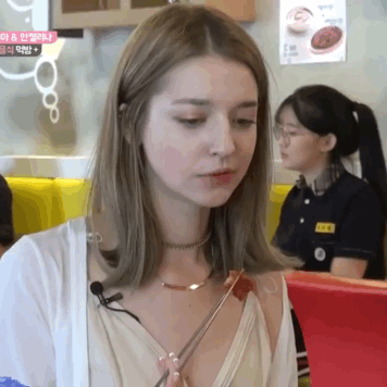 매운 닭발 먹는 안젤리나 다닐로바.gif | 인스티즈