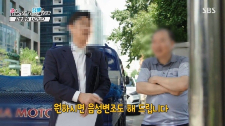 인터뷰하려는 김상중을 피하는 사람들.jpg | 인스티즈