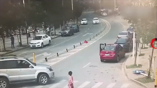 혐)중국에서 무단횡단 하면 안되는 이유 gif | 인스티즈