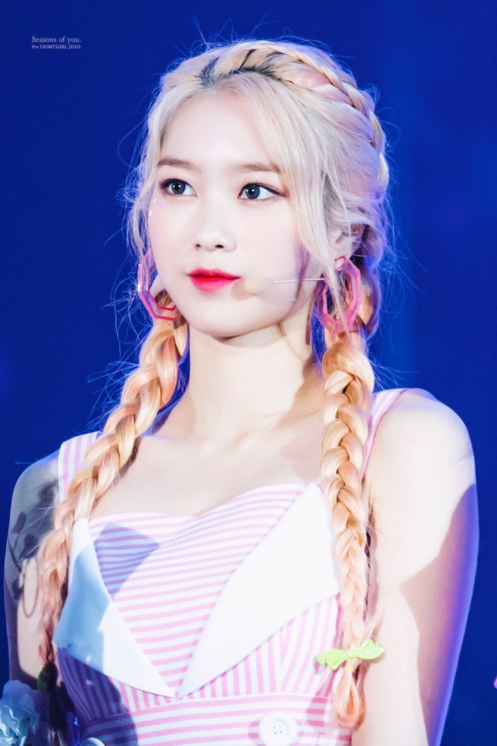 오마이걸 지호 금발vs흑발 | 인스티즈