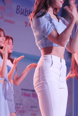 프로미스나인 백바지 입은 새롬 기립근 .gif | 인스티즈