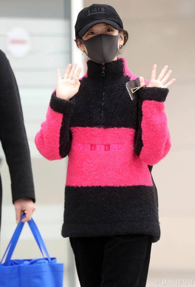 크리스마스 선물로 귀국한 아이유 | 인스티즈