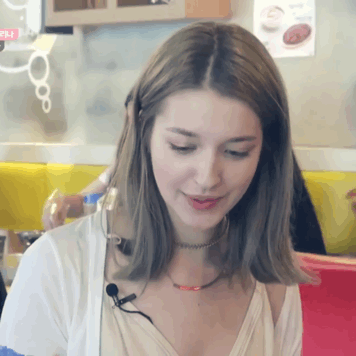 매운 닭발 먹는 안젤리나 다닐로바.gif | 인스티즈