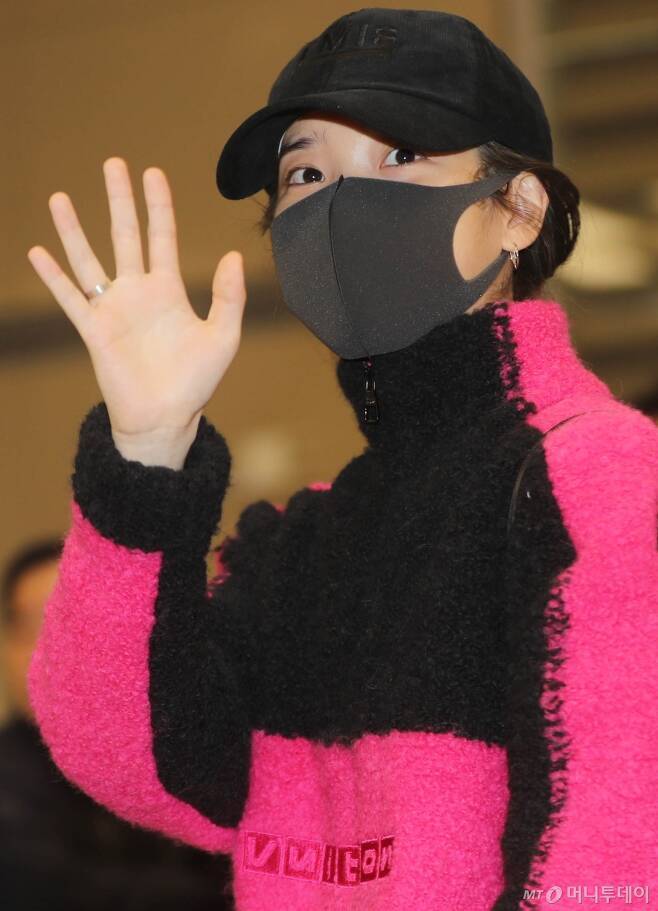 크리스마스 선물로 귀국한 아이유 | 인스티즈