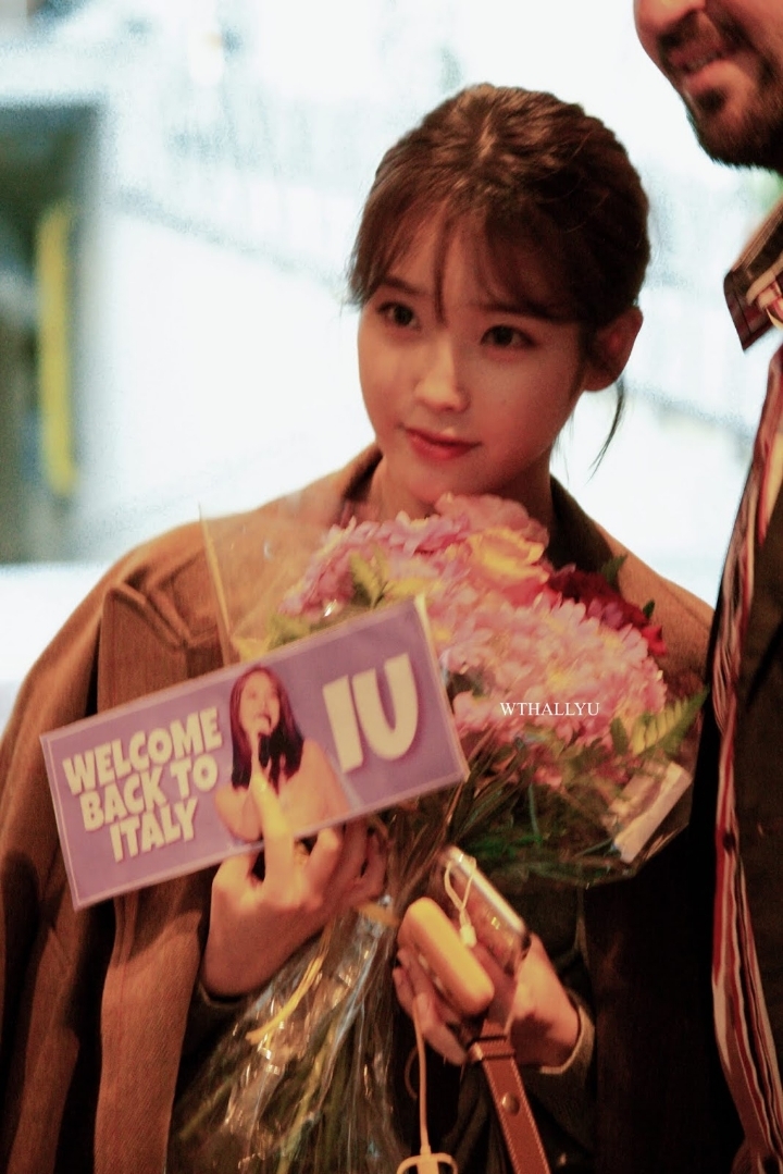 밀라노에 간 아이유.jpg | 인스티즈