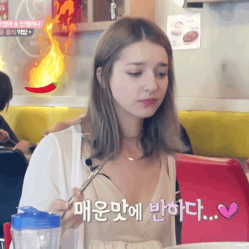 매운 닭발 먹는 안젤리나 다닐로바.gif | 인스티즈