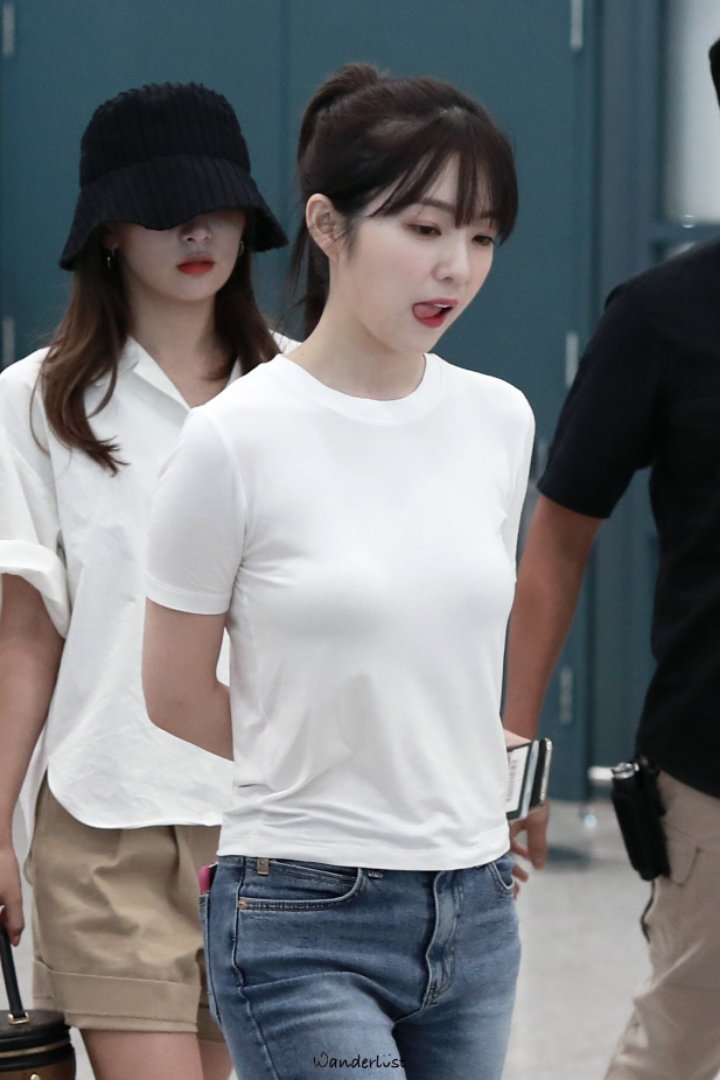 흰티에 청바지 입은 아이린 | 인스티즈