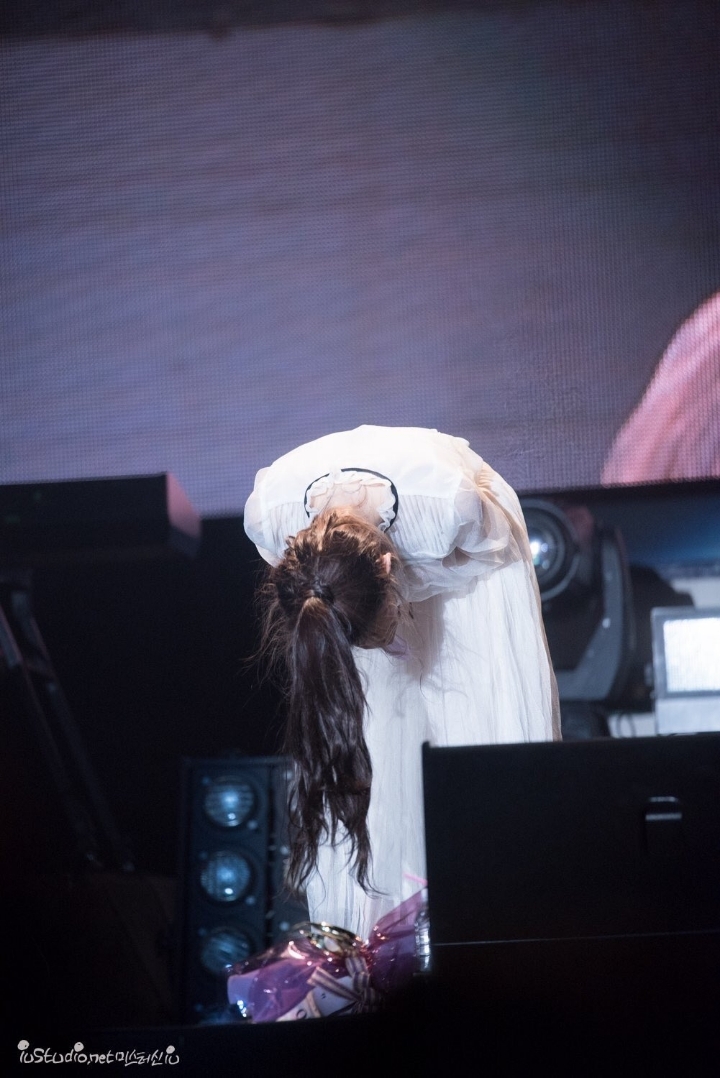 90도 폴더 인사하는 아이유 모음 | 인스티즈