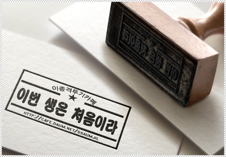 가족들과 아프리카 여행 중 큰 나무그늘 아래서 텐트를 치고 있는데...jpg | 인스티즈