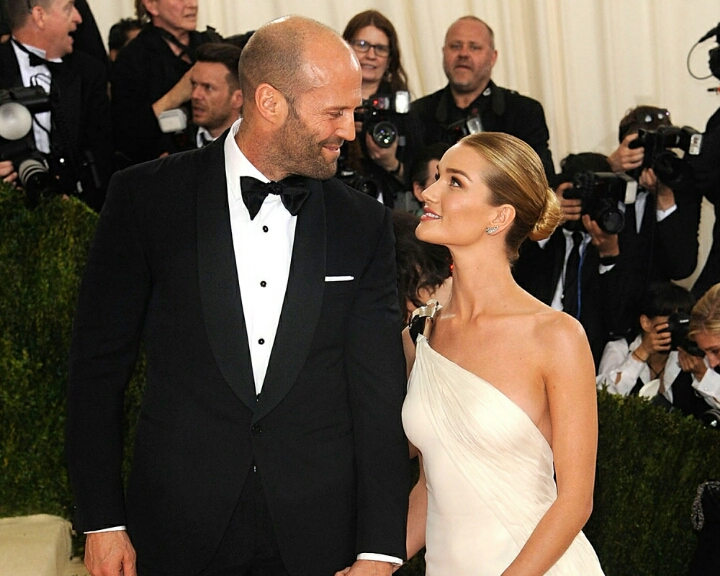 꿀 떨어지는 제이슨 스타뎀-로지 헌팅턴 휘틀리 커플 | 인스티즈