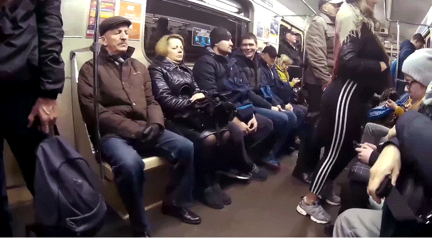 지하철에서 뒤태가 섹시한 여성이 앞에 서있다면?