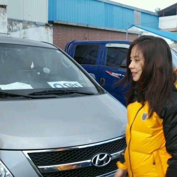 송지효 실물 처음 본 윤균상 반응...gif | 인스티즈