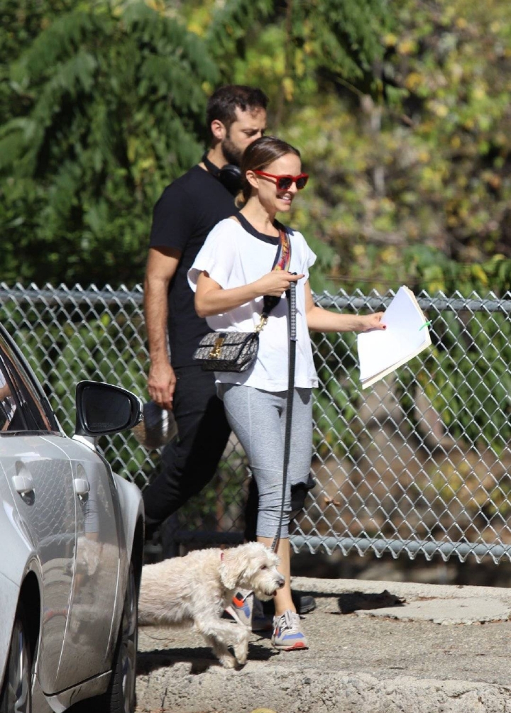 남편이랑 댕댕이 산책나온 나탈리 포트만 | 인스티즈