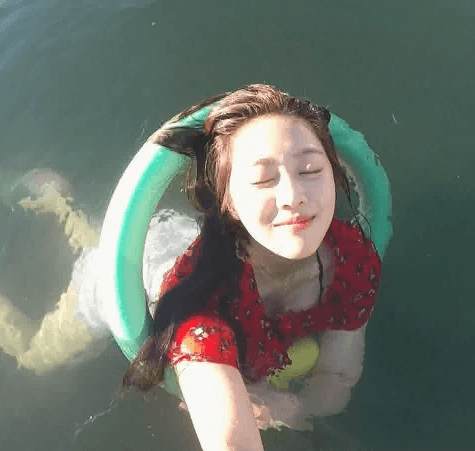 물놀이하는 조보아 | 인스티즈