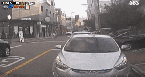 차 문 열 때 조심해야 하는 이유.gif | 인스티즈
