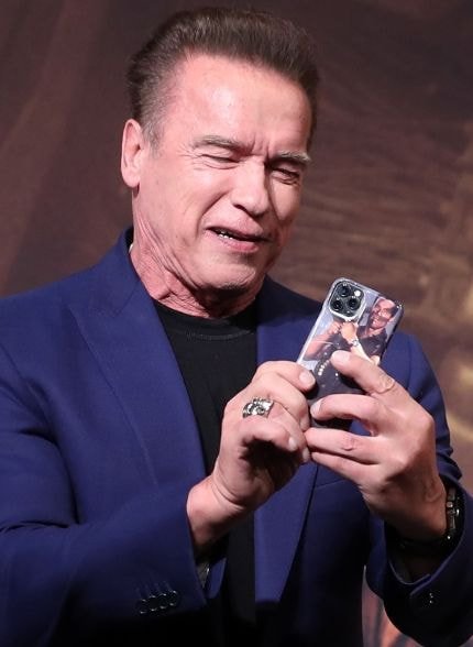 오늘 내한한 아놀드 슈왈제네거 폰케이스 | 인스티즈