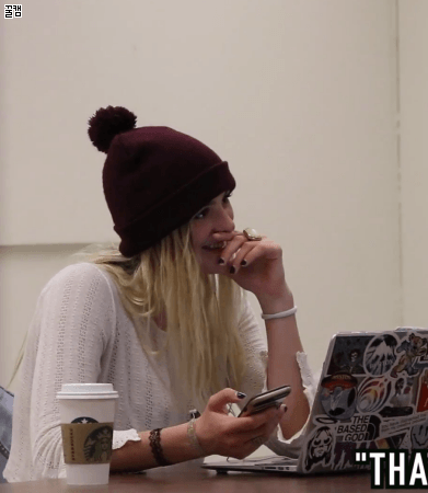 여자가 마음에 드는 남자한테 하는 행동.gif | 인스티즈